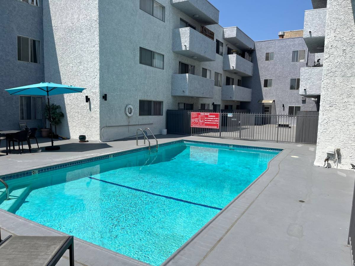 Apartment for rent at 616 N Sweetzer Ave, Los Angeles, CA 90048