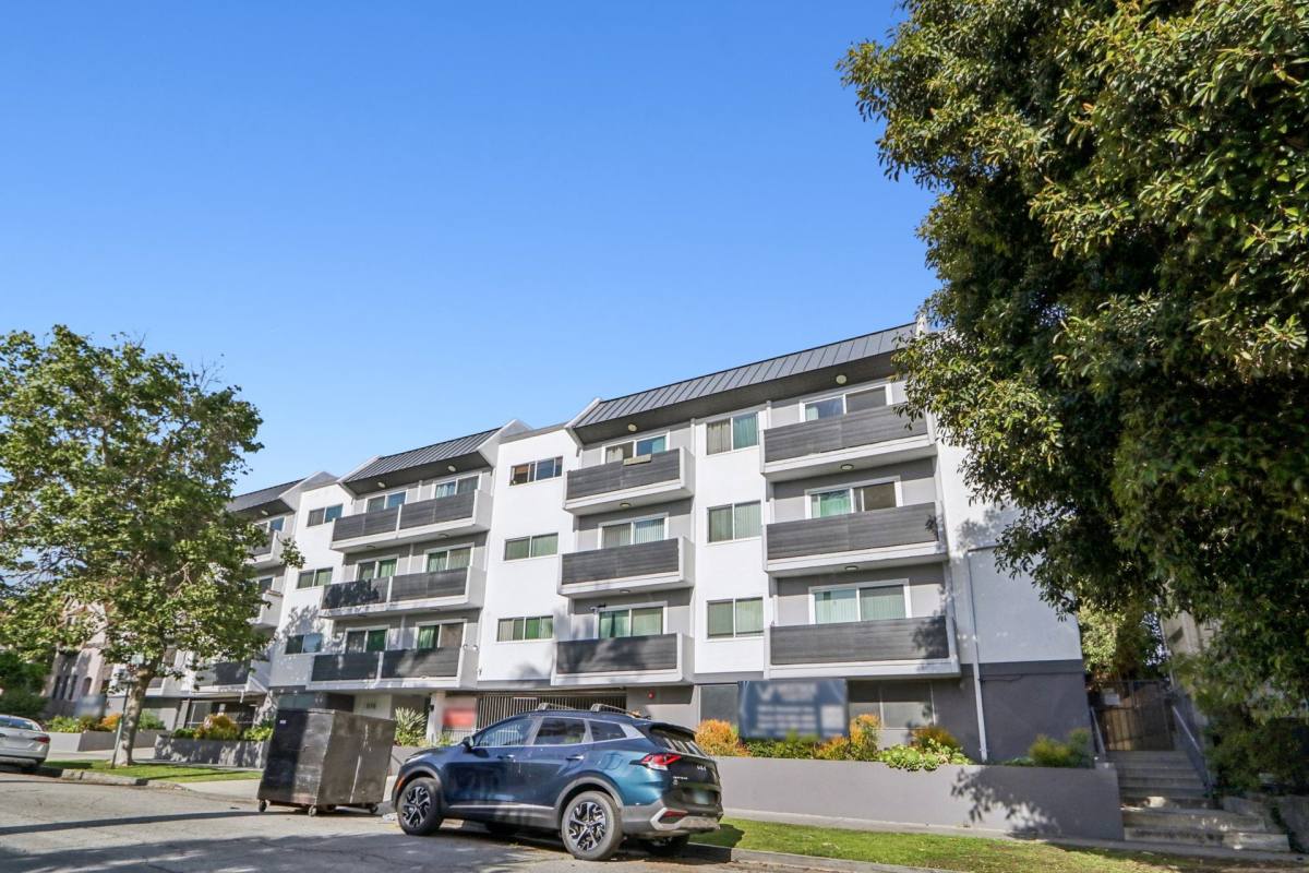 Apartment for rent at 616 N Sweetzer Ave, Los Angeles, CA 90048