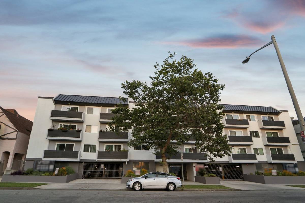 Apartment for rent at 616 N Sweetzer Ave, Los Angeles, CA 90048