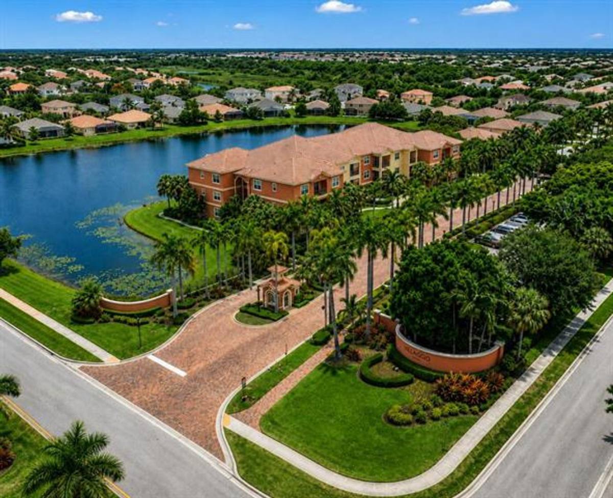 Apartment for rent at 4404 SW 160th Ave, Hollywood, FL 33027