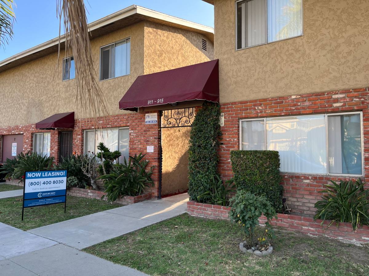 Apartment for rent at 915 Coronado Ave, Long Beach, CA 90804