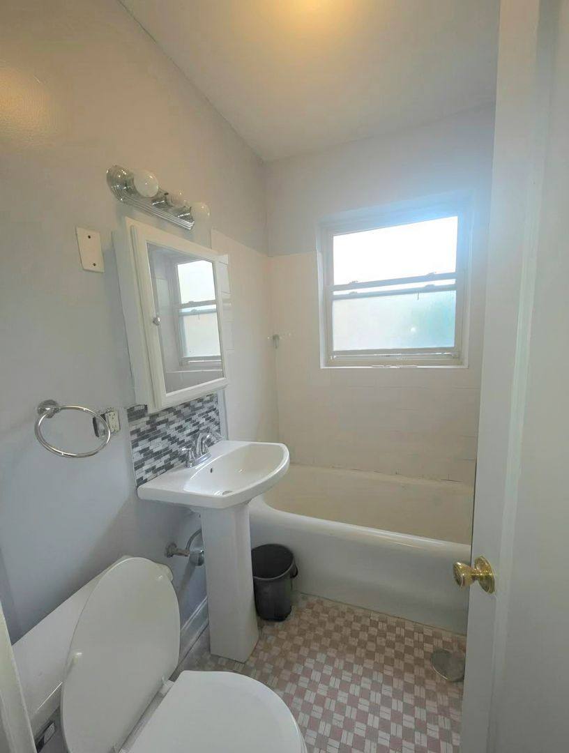 Apartment for rent at 2232-48 W Farwell, Chicago, IL 60645