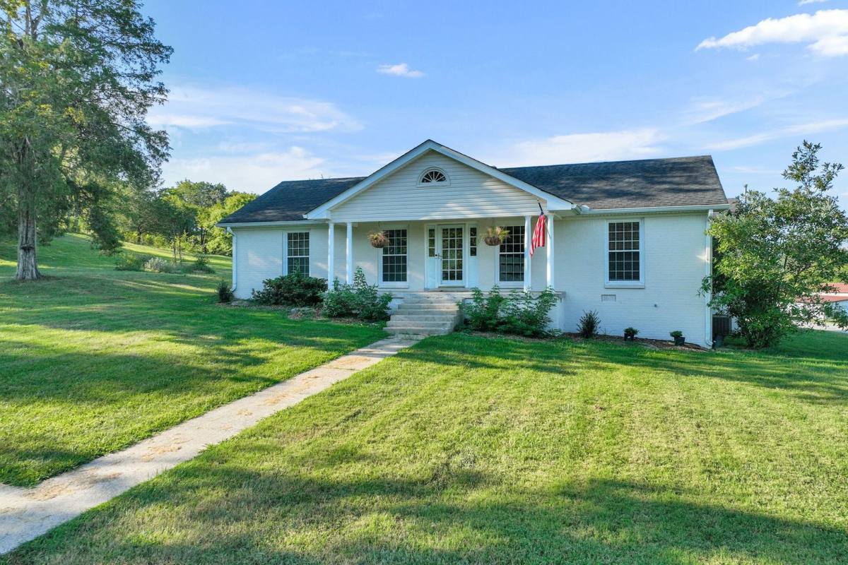 House for rent at 4861 Bethesda Rd, Thompsons Station, TN 37179