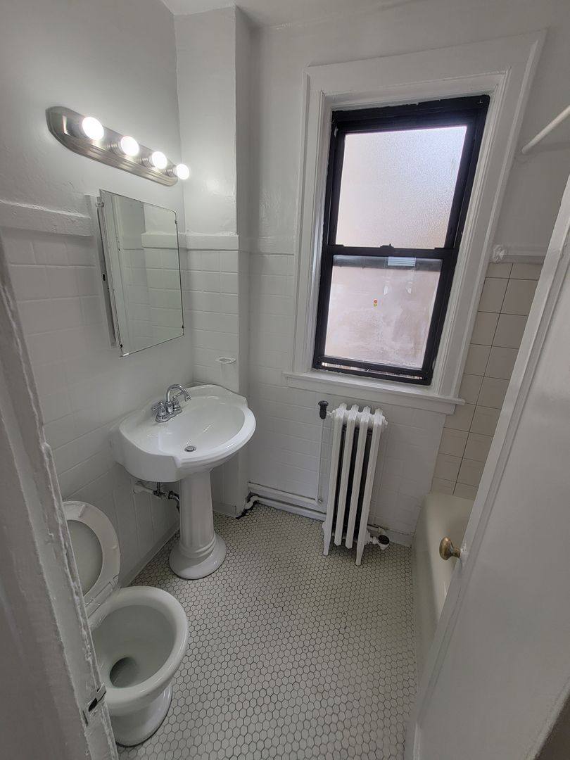 Apartment for rent at 6165 N Winthrop, Chicago, IL 60660