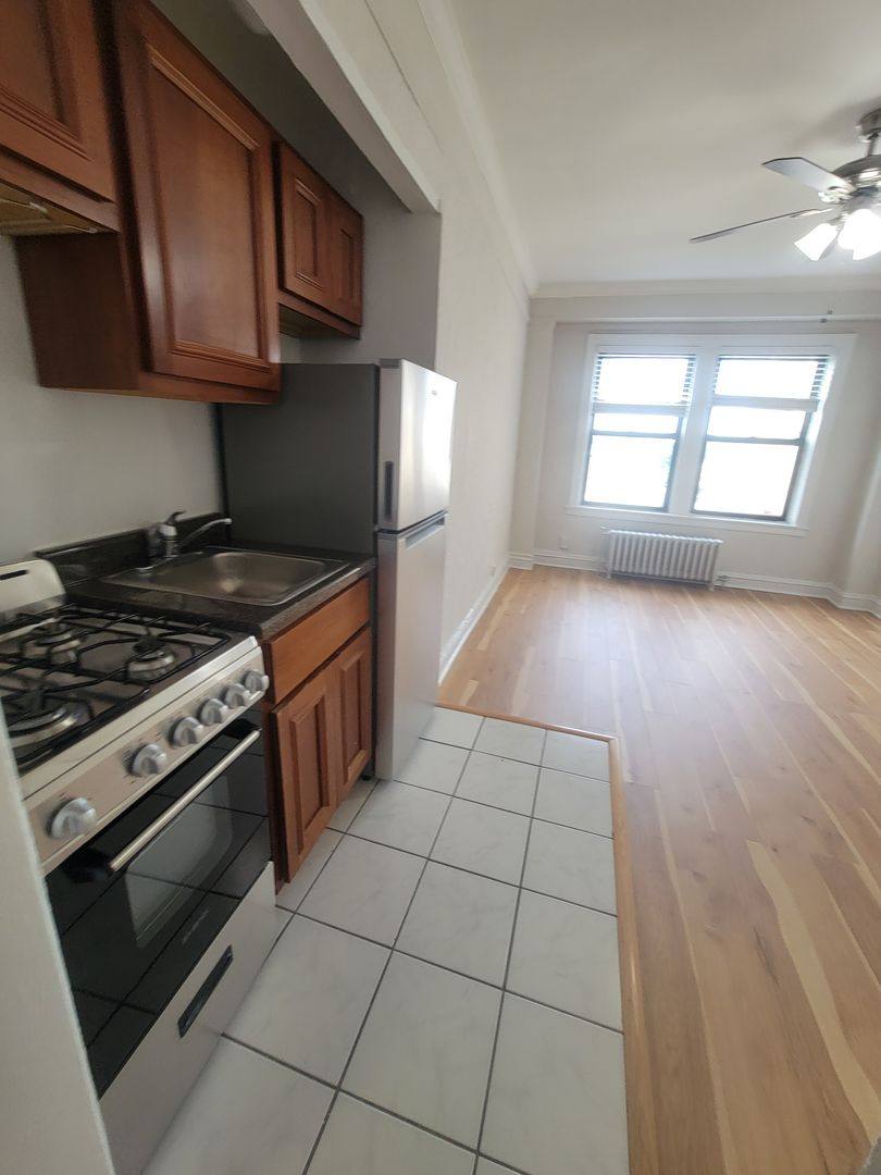 Apartment for rent at 6165 N Winthrop, Chicago, IL 60660