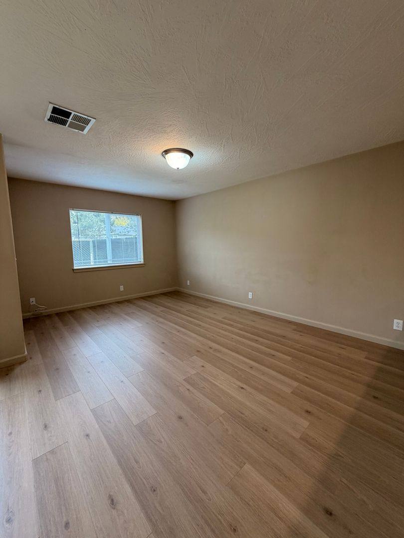 Townhouse for rent at 27 W 4th St, Lowell, OR 97452