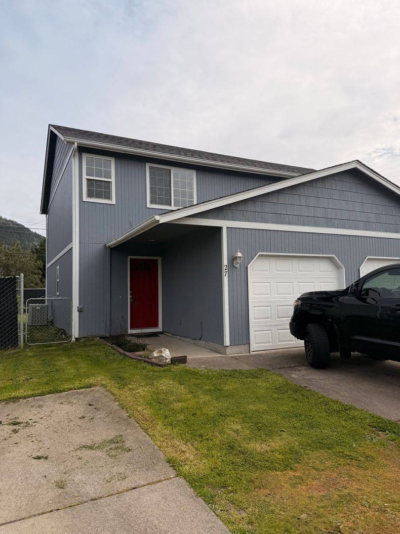 Townhouse for rent at 27 W 4th St, Lowell, OR 97452