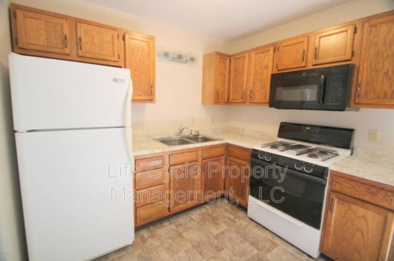 Townhouse for rent at 922 Emerald Ave NE #1, Grand Rapids, MI 49503