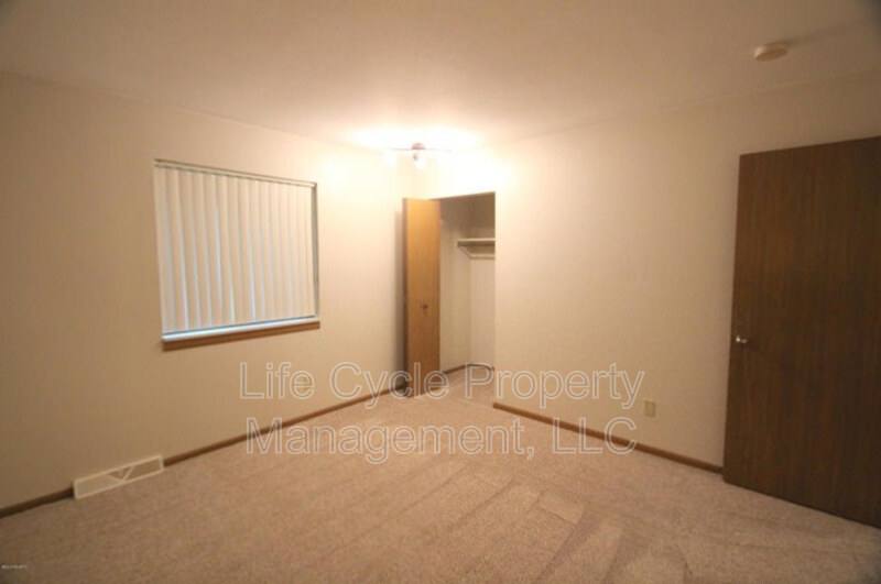 Townhouse for rent at 922 Emerald Ave NE #1, Grand Rapids, MI 49503