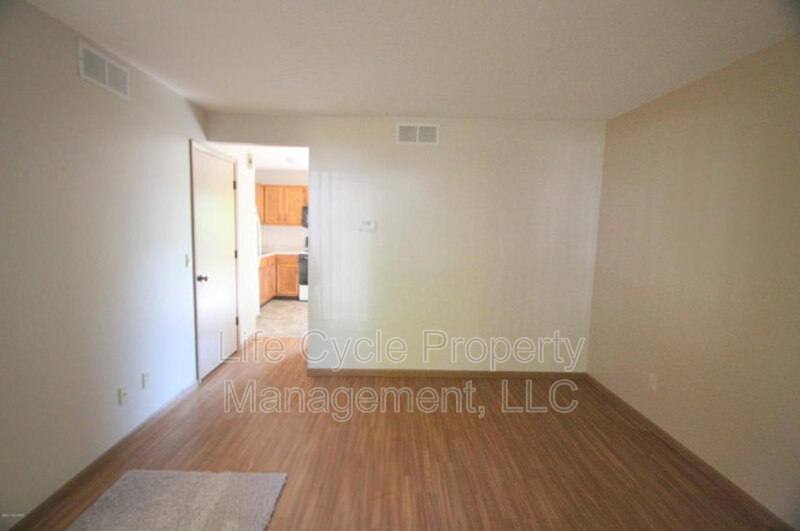 Townhouse for rent at 922 Emerald Ave NE #1, Grand Rapids, MI 49503