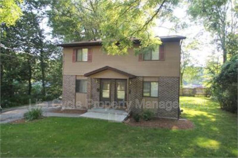 Townhouse for rent at 922 Emerald Ave NE #1, Grand Rapids, MI 49503