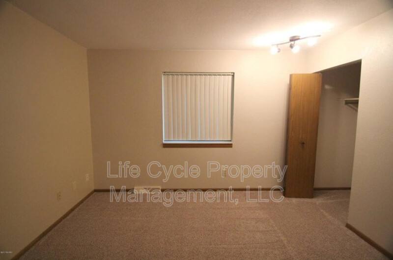 Townhouse for rent at 922 Emerald Ave NE #1, Grand Rapids, MI 49503