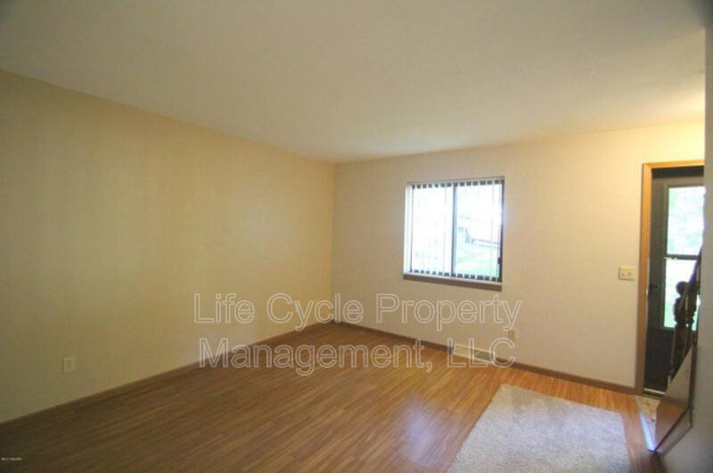 Townhouse for rent at 922 Emerald Ave NE #1, Grand Rapids, MI 49503
