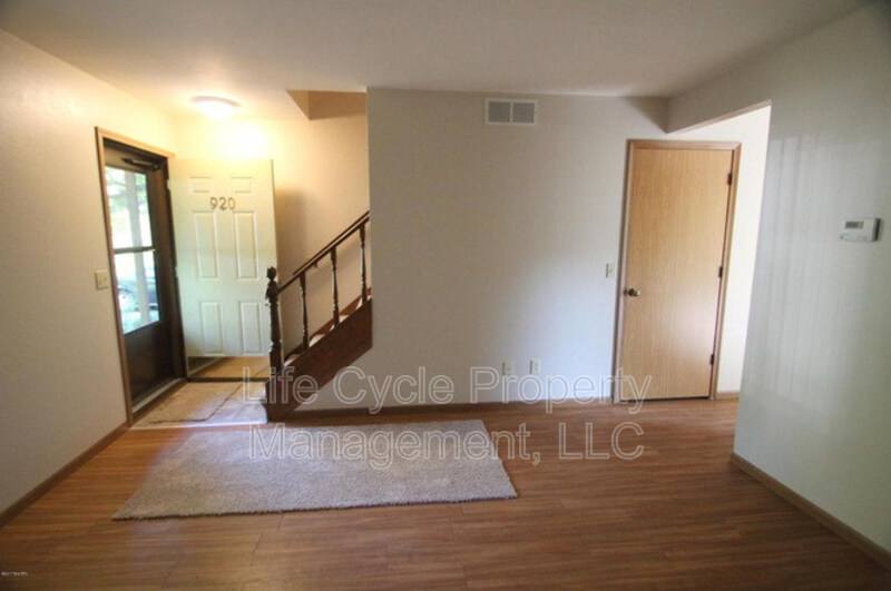 Townhouse for rent at 922 Emerald Ave NE #1, Grand Rapids, MI 49503