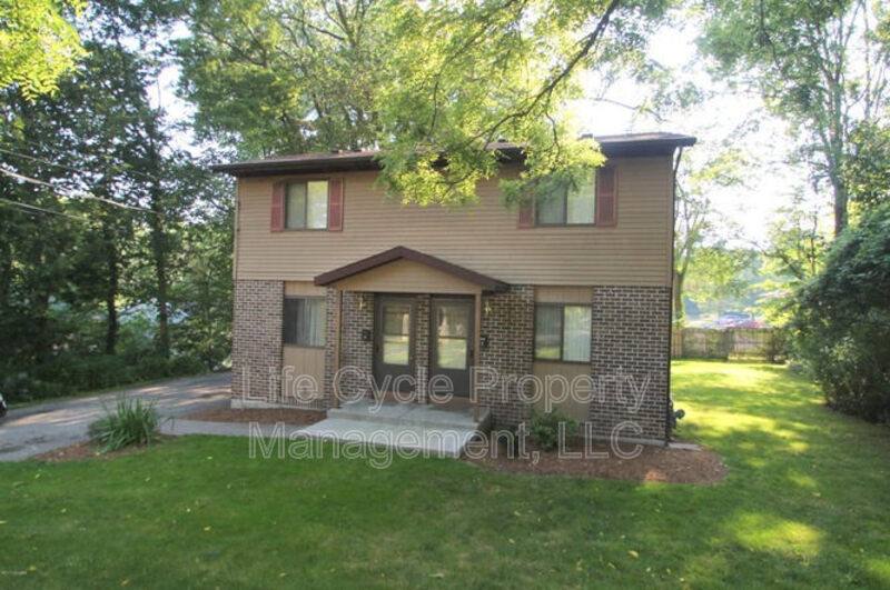 Townhouse for rent at 922 Emerald Ave NE #1, Grand Rapids, MI 49503