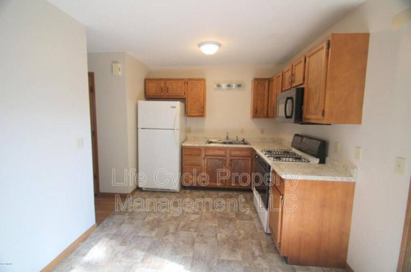 Townhouse for rent at 922 Emerald Ave NE #1, Grand Rapids, MI 49503
