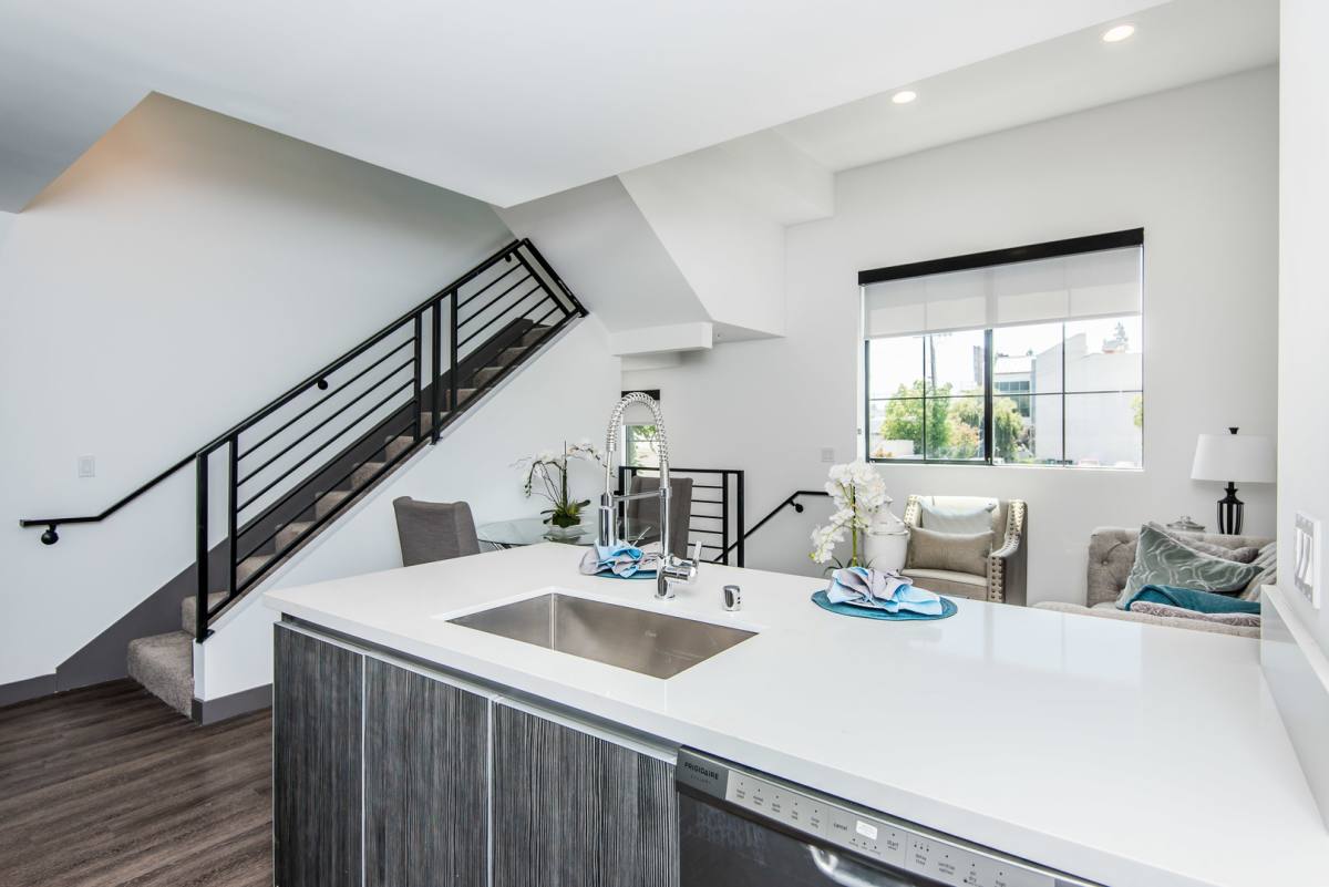 Townhouse for rent at 10748 Riverside Dr, North Hollywood, CA 91602