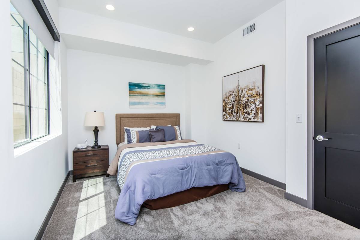 Townhouse for rent at 10748 Riverside Dr, North Hollywood, CA 91602
