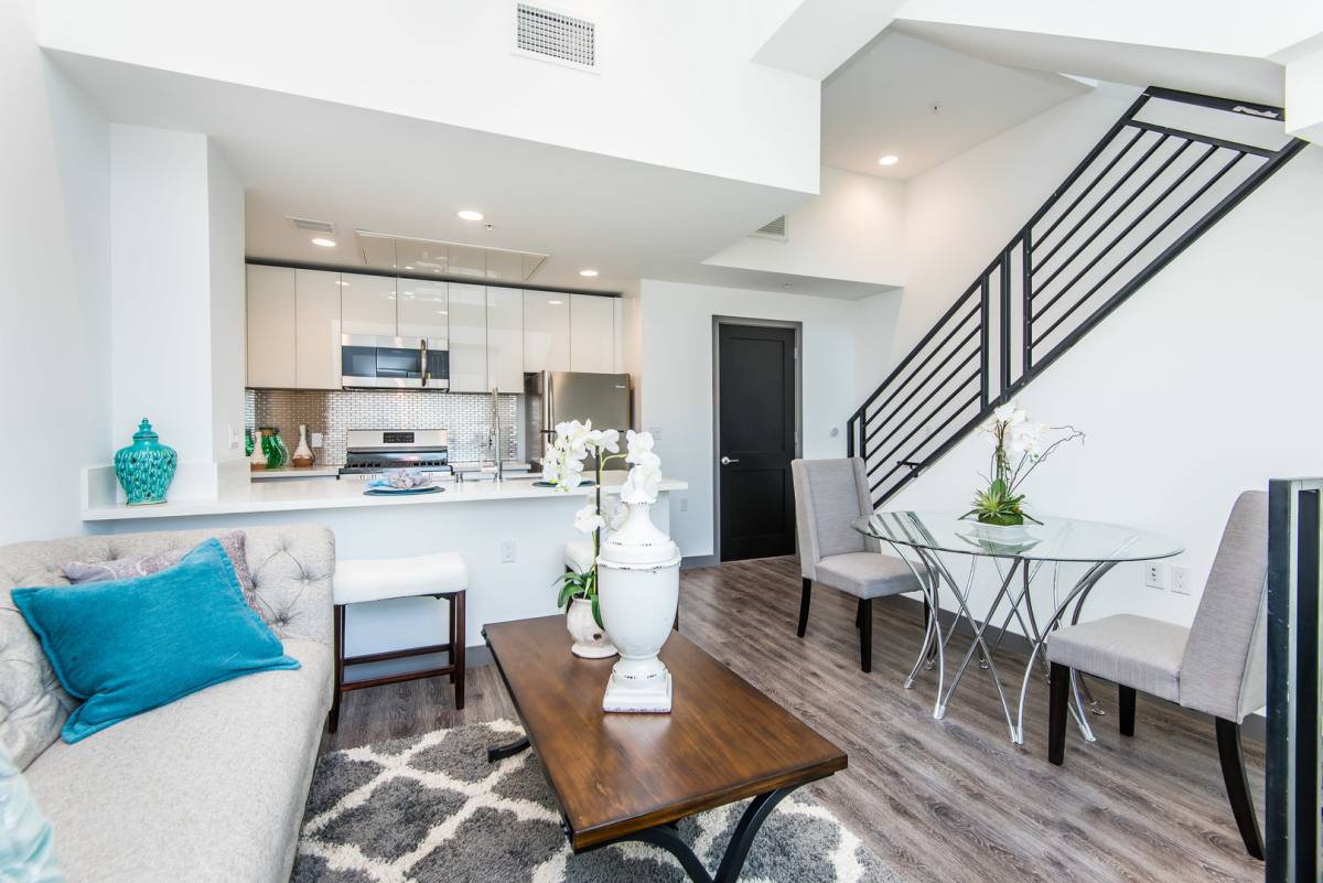 Townhouse for rent at 10748 Riverside Dr, North Hollywood, CA 91602