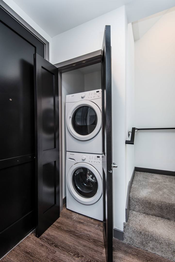 Townhouse for rent at 10748 Riverside Dr, North Hollywood, CA 91602