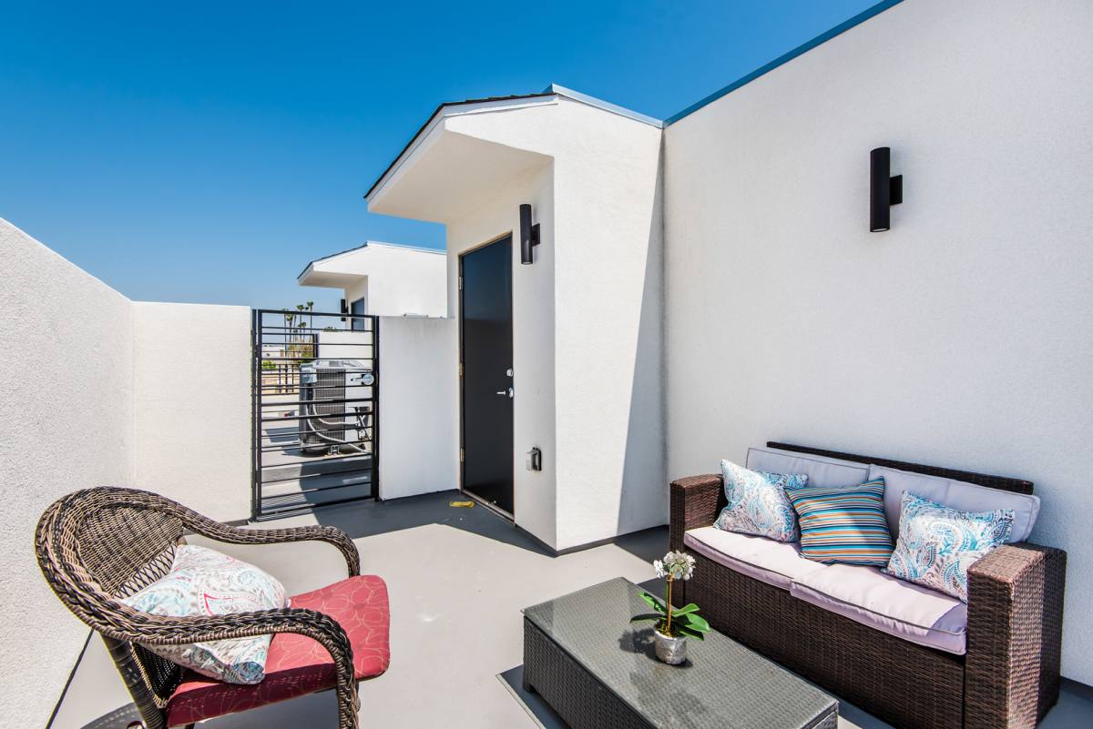 Townhouse for rent at 10748 Riverside Dr, North Hollywood, CA 91602