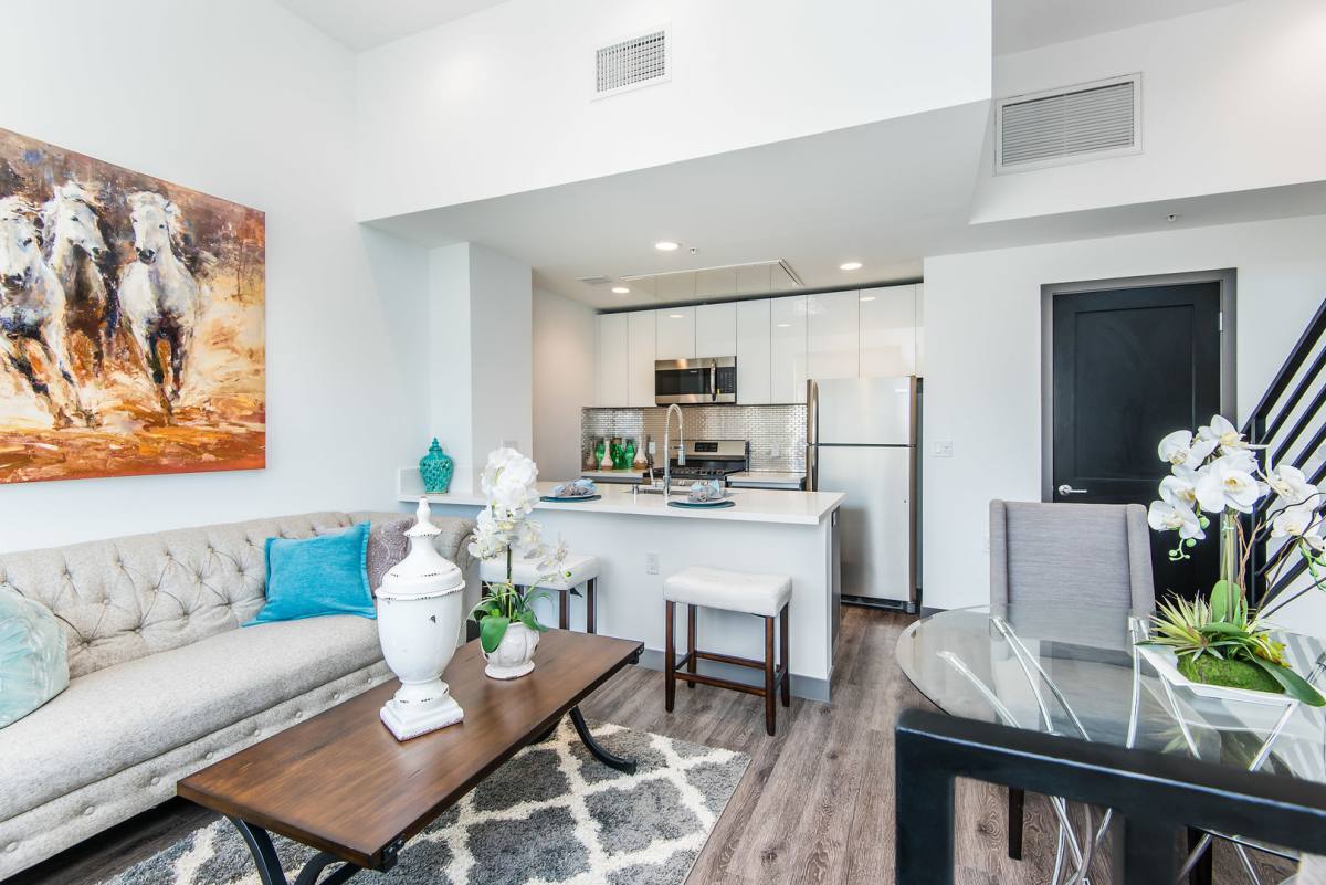 Townhouse for rent at 10748 Riverside Dr, North Hollywood, CA 91602