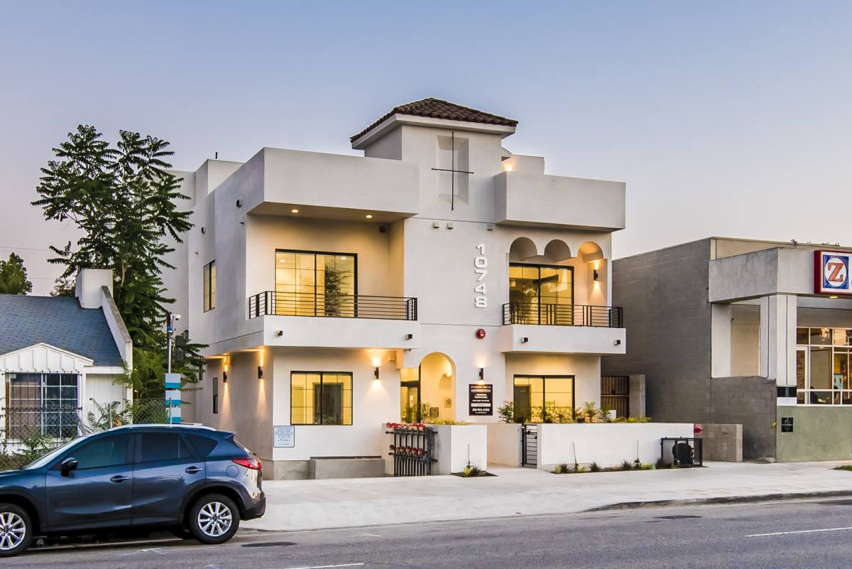 Townhouse for rent at 10748 Riverside Dr, North Hollywood, CA 91602