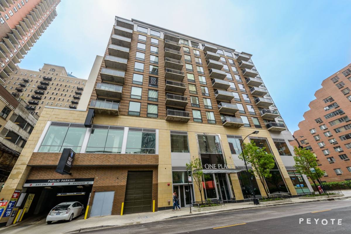 Apartment for rent at 1 E 8th St, Chicago, IL 60605