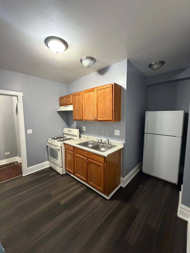 Apartment for rent at 851 W Marquette Rd, Chicago, IL 60621