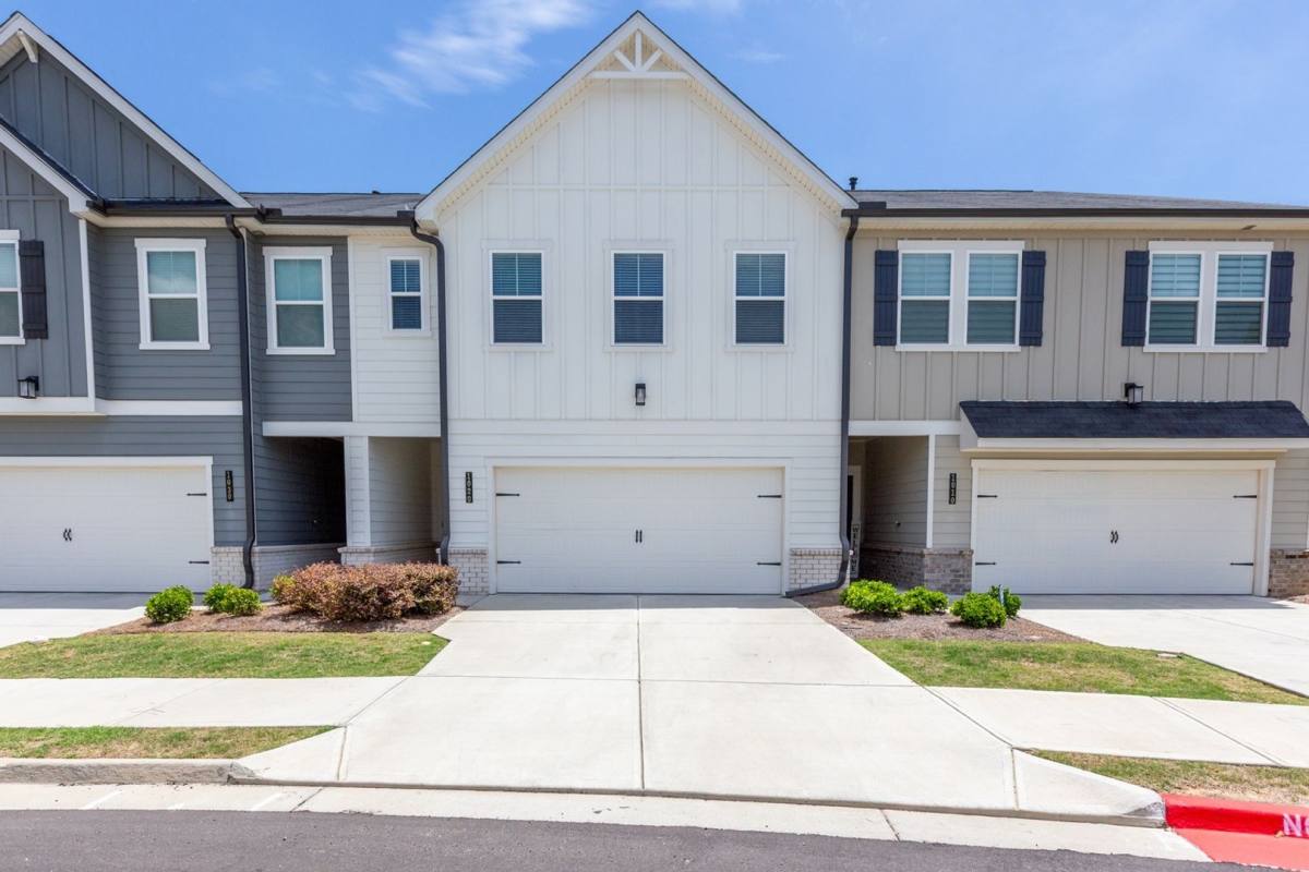 Townhouse for rent at 1020 Point Place Dr, Loganville, GA 30052