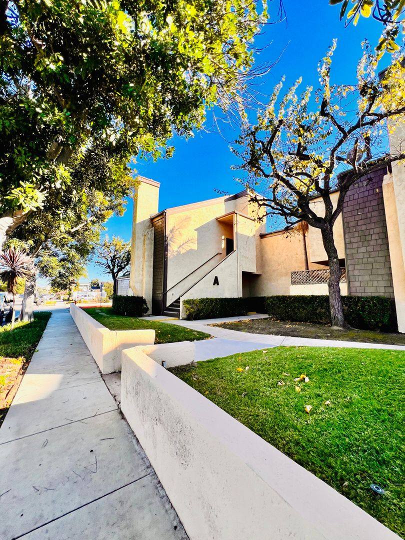 Apartment for rent at 393 Hamilton St, Costa Mesa, CA 92627