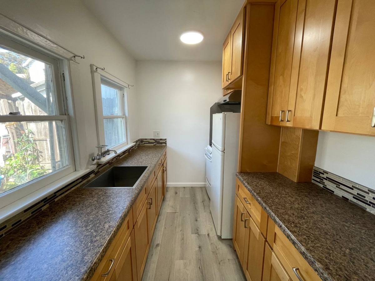 Apartment for rent at 417 W 10th St, Long Beach, CA 90813