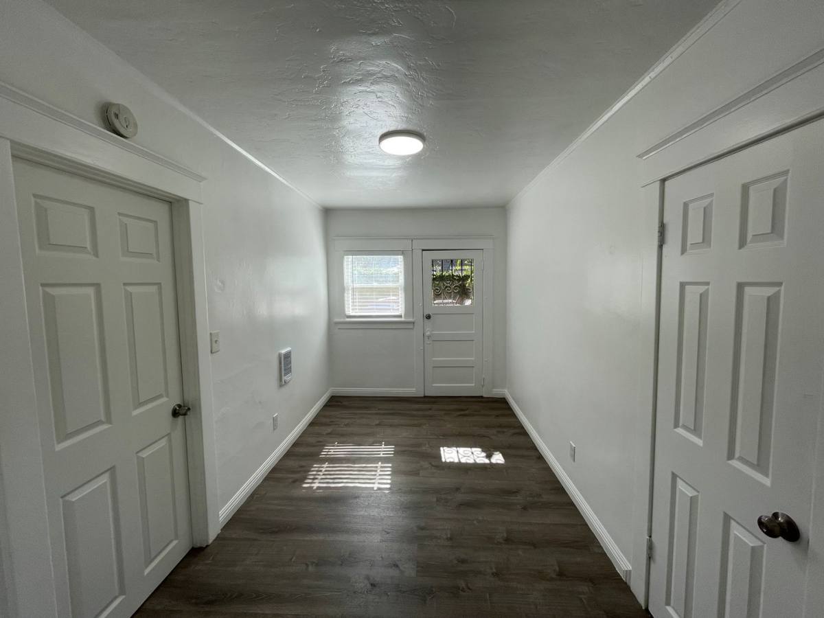 Apartment for rent at 417 W 10th St, Long Beach, CA 90813