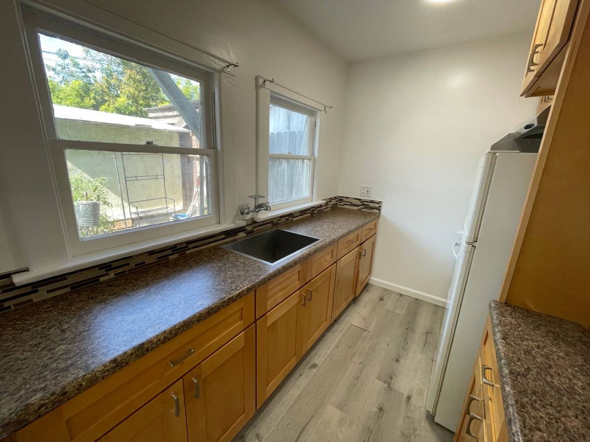 Apartment for rent at 417 W 10th St, Long Beach, CA 90813