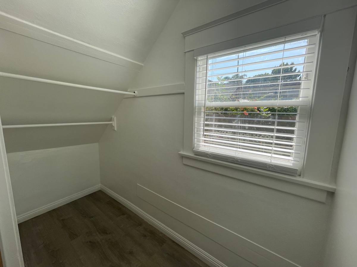 Apartment for rent at 417 W 10th St, Long Beach, CA 90813
