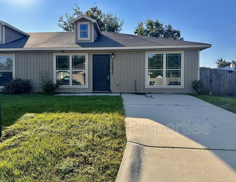 Townhouse for rent at 10493 River Birch Dr, Pensacola, FL 32534