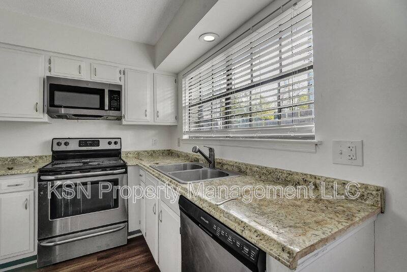 Townhouse for rent at 2220 E Victory Dr #24, Savannah, GA 31404