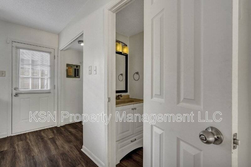 Townhouse for rent at 2220 E Victory Dr #24, Savannah, GA 31404
