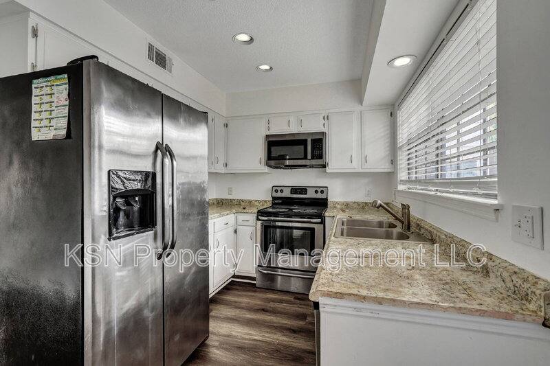 Townhouse for rent at 2220 E Victory Dr #24, Savannah, GA 31404