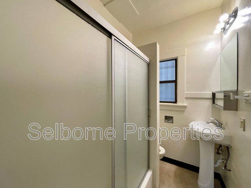 Apartment for rent at 359 Grand Ave #104, Oakland, CA 94610
