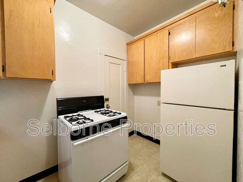 Apartment for rent at 359 Grand Ave #104, Oakland, CA 94610