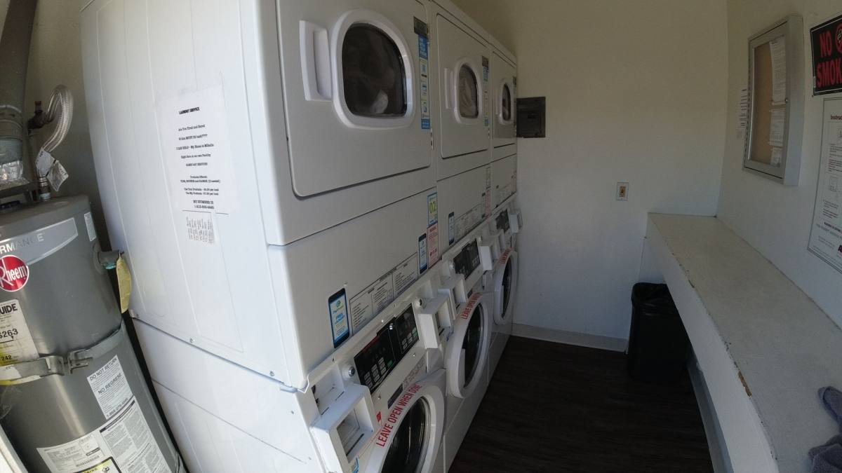 Apartment for rent at 5920 Melrose Ave, Los Angeles, CA 90038