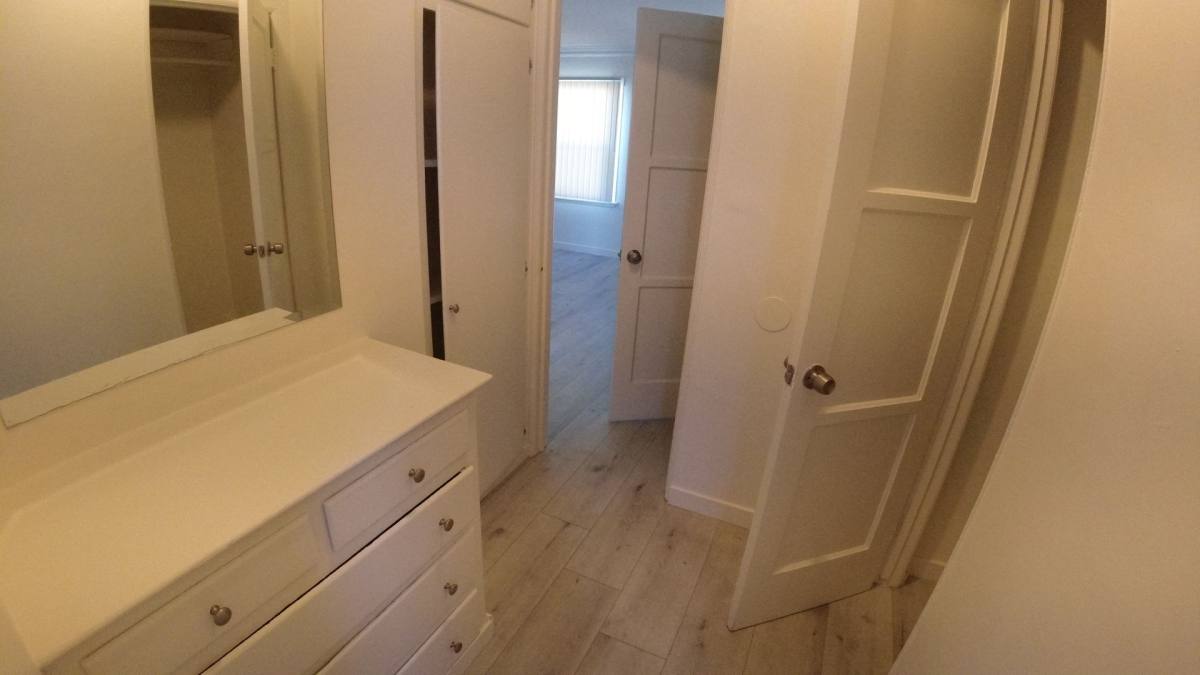 Apartment for rent at 5920 Melrose Ave, Los Angeles, CA 90038