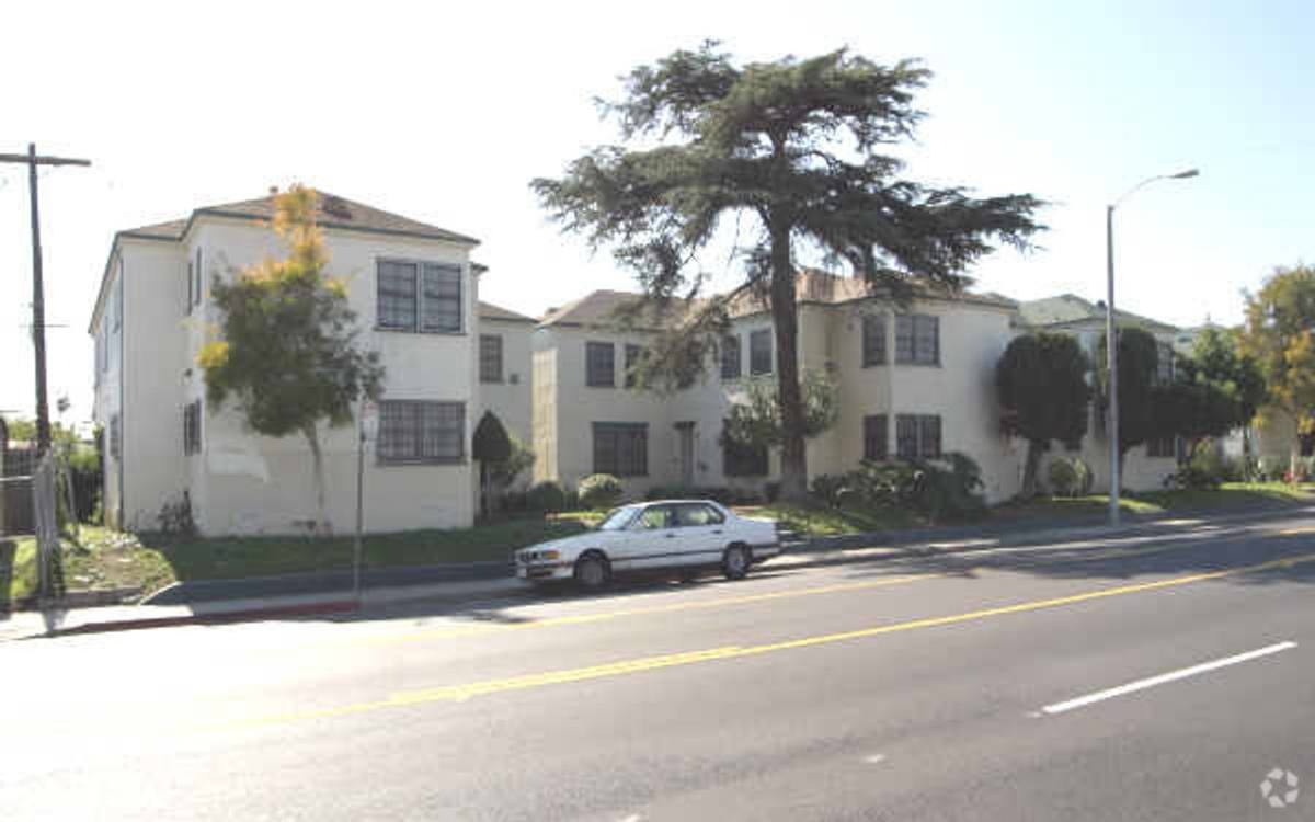 Apartment for rent at 5920 Melrose Ave, Los Angeles, CA 90038