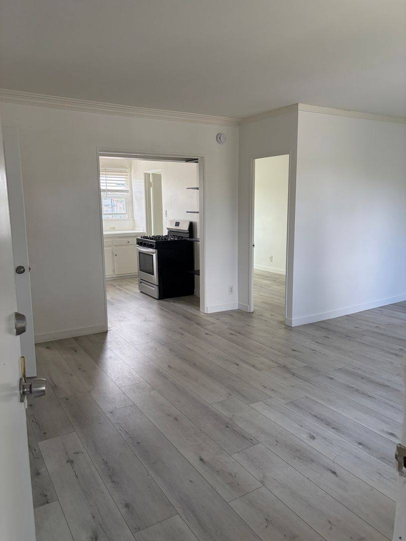 Apartment for rent at 5920 Melrose Ave, Los Angeles, CA 90038