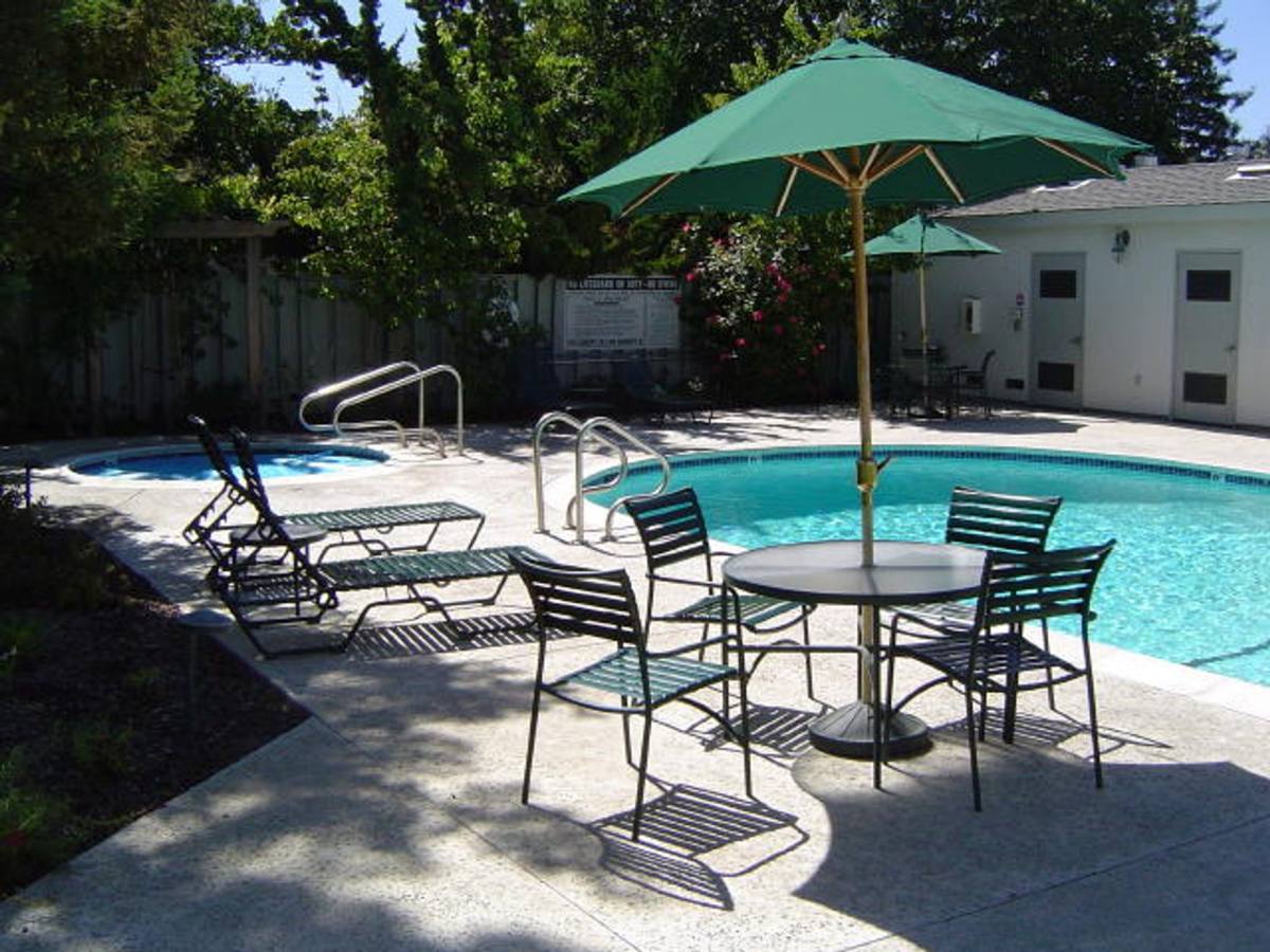 Apartment for rent at 2645 California St, Mountain View, CA 94040