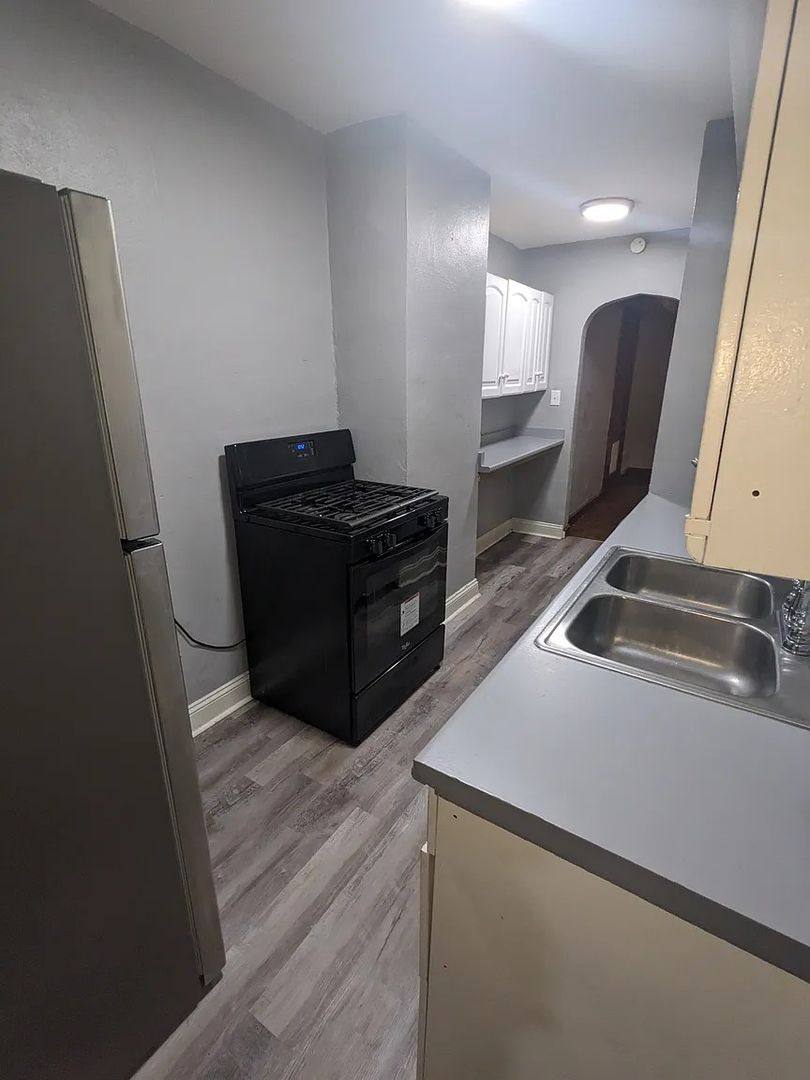 Apartment for rent at 4116-4118 Warwick Blvd, Kansas City, MO 64111