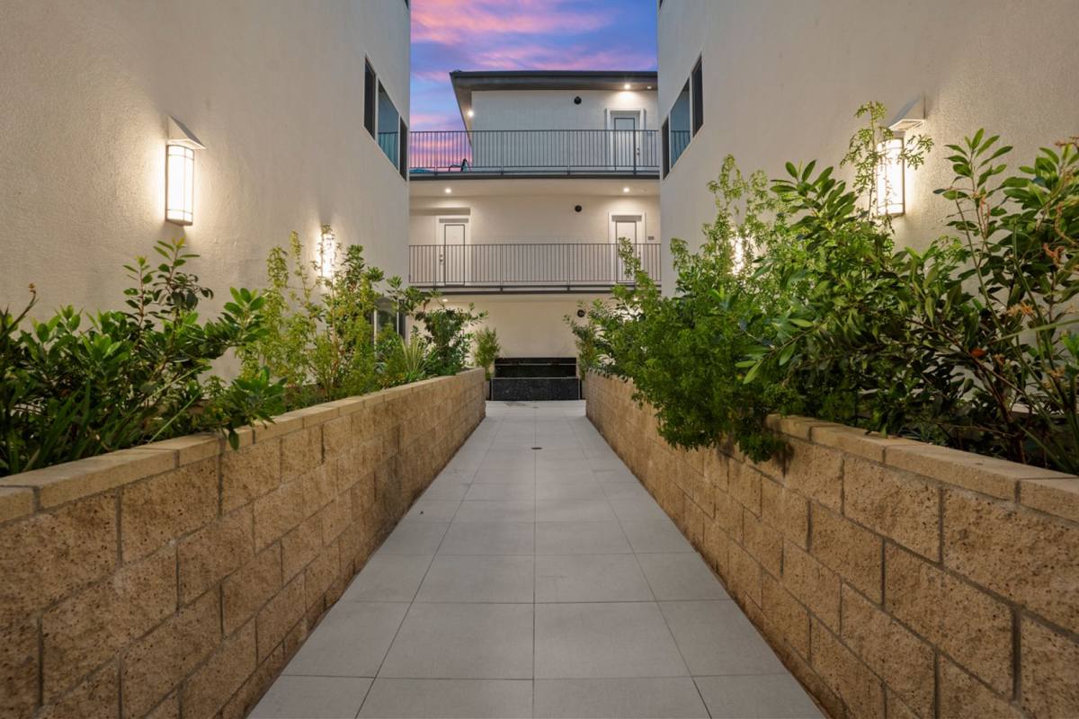 Apartment for rent at 4960 Sepulveda Blvd, Sherman Oaks, CA 91403