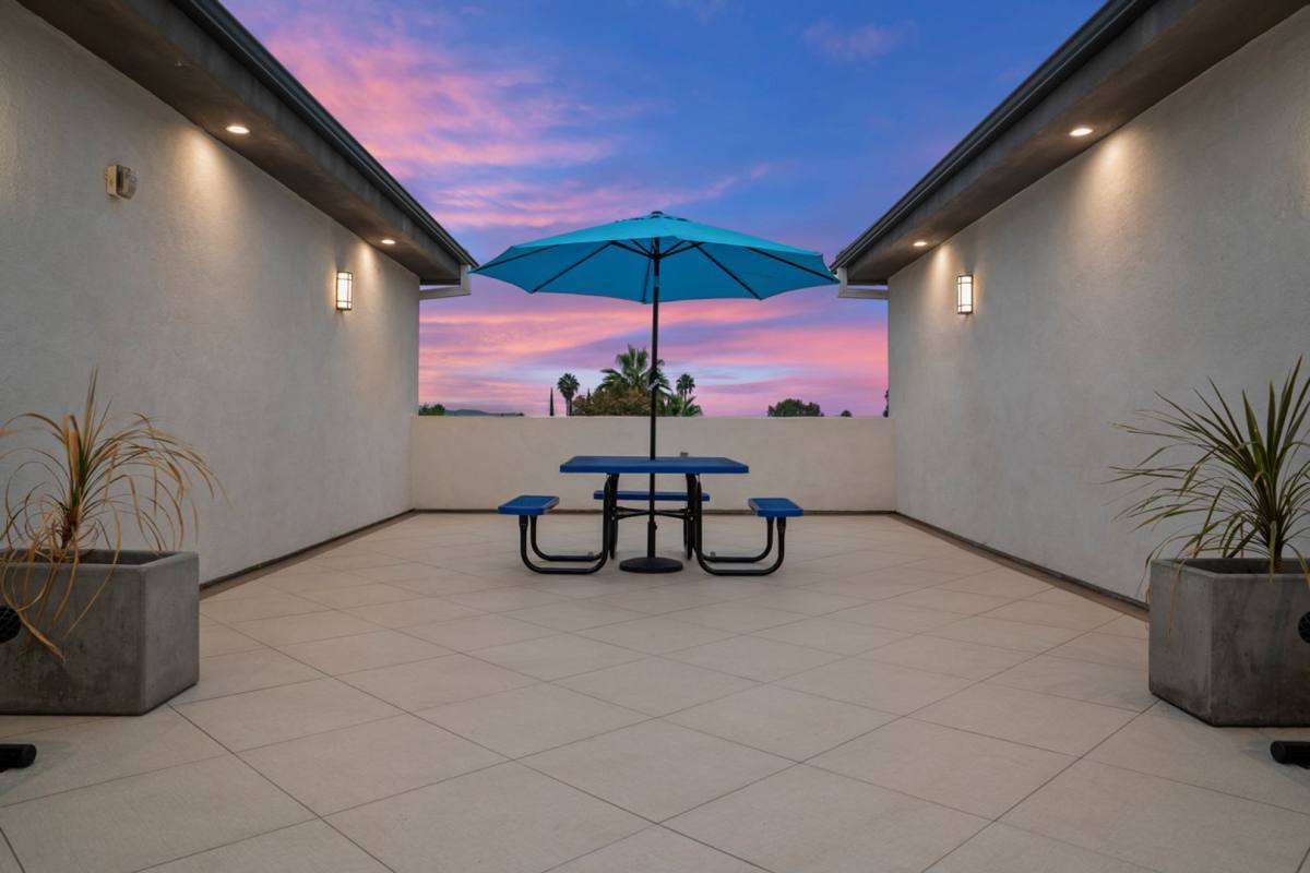 Apartment for rent at 4960 Sepulveda Blvd, Sherman Oaks, CA 91403