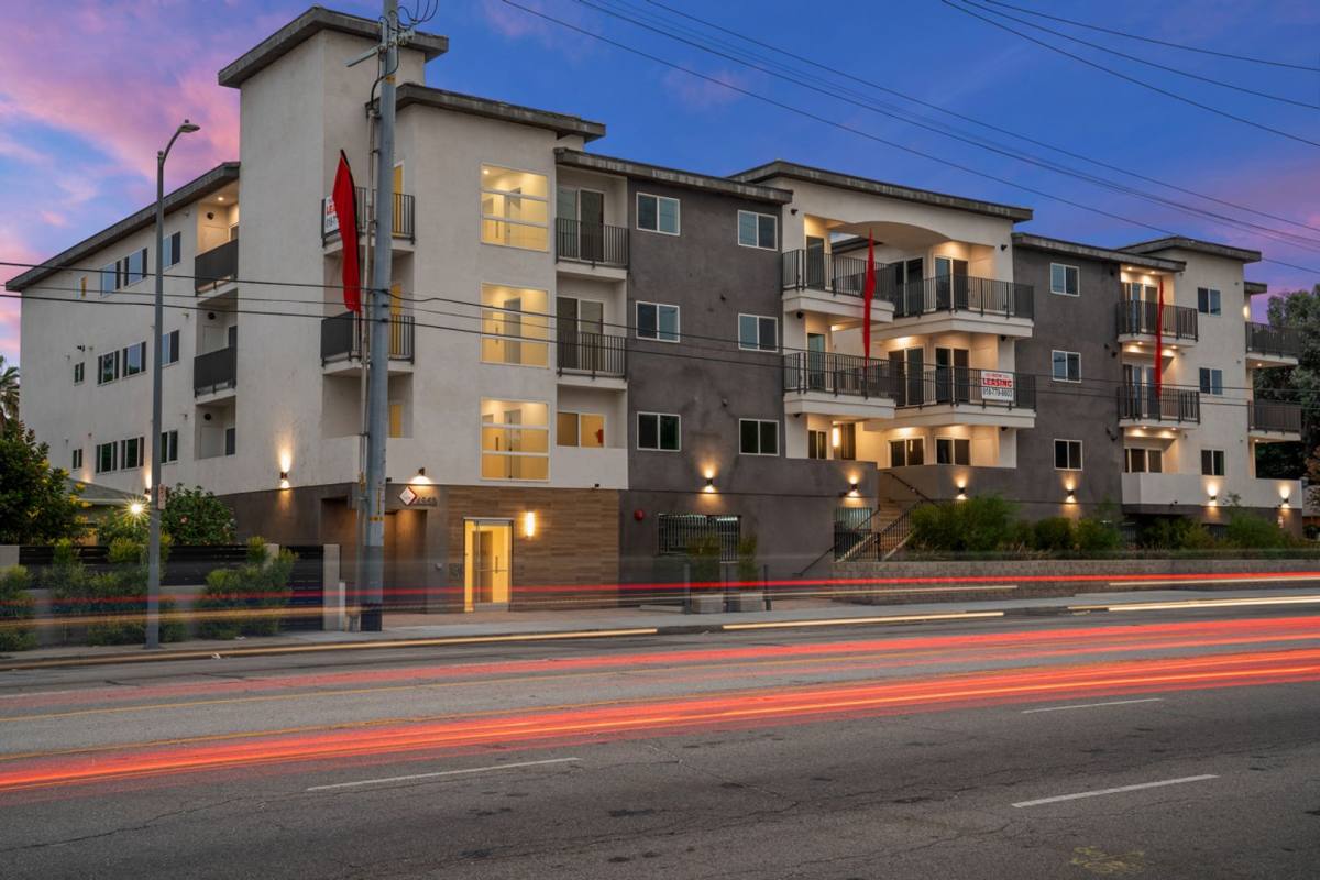 Apartment for rent at 4960 Sepulveda Blvd, Sherman Oaks, CA 91403